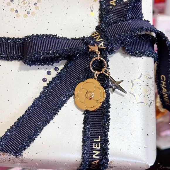 Chanel Logo Charm - Picture 4 of 6